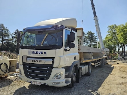 Transport Delrue levering betonpaal op bouwplaats